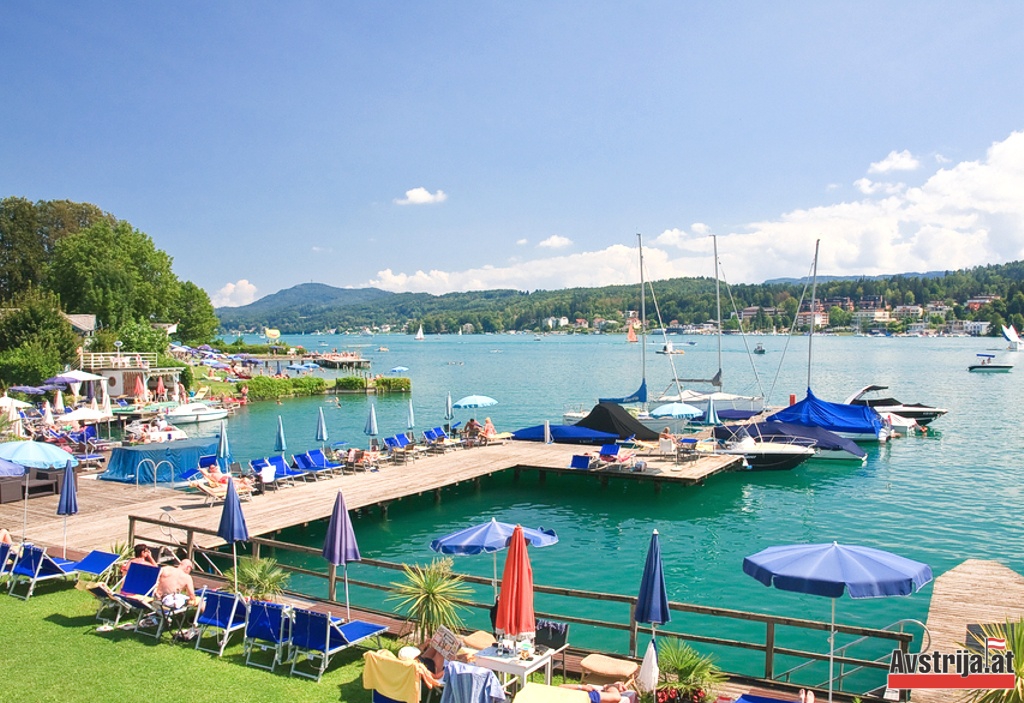 Популярный курорт Фельден на озере Вёртер-Зе в Каринтии, Австрия