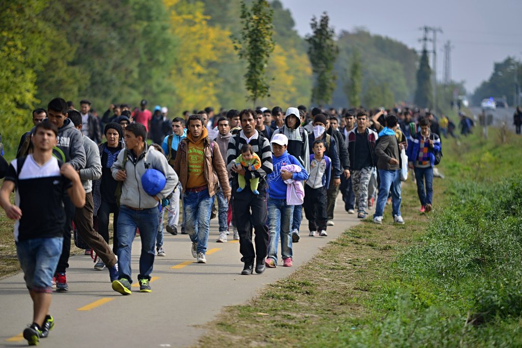 Біженці на шляху до Австрії