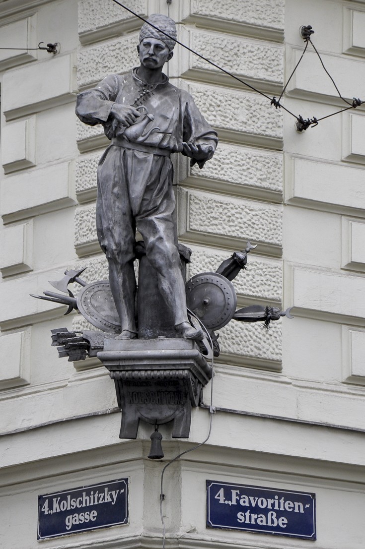 Памятник Юрию Кульчицкому в Вене - научившему Европу пить кофе