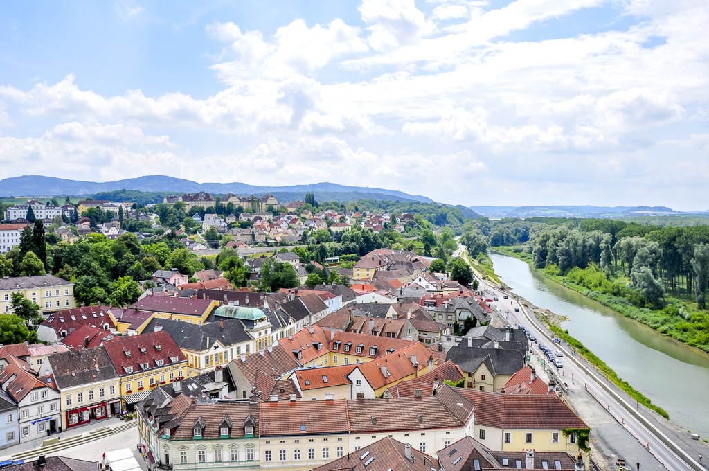 Вид на город Мельк и реку с террасы бенедиктинского монастыря в Нижней Австрии