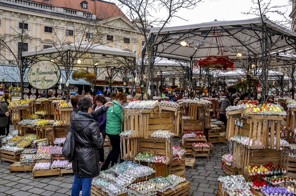 Старовенский пасхальный рынок на площади Фрайунг, Вена