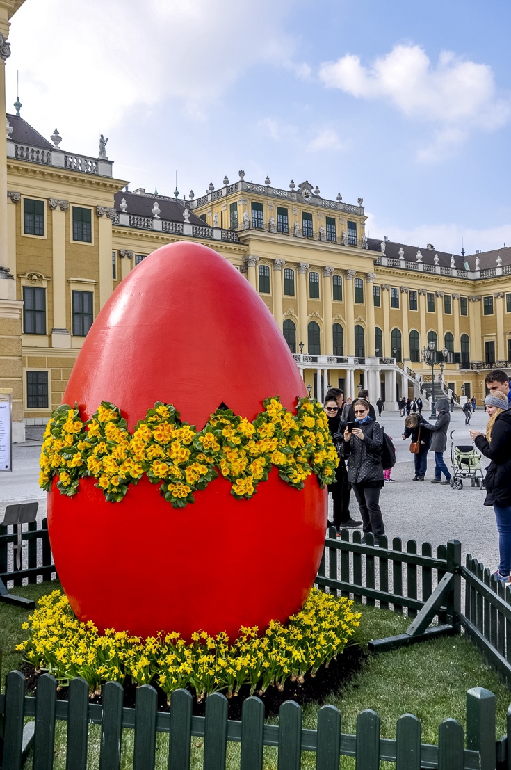 Пасхальное яйцо перед дворцом Шёнбрунн, Вена