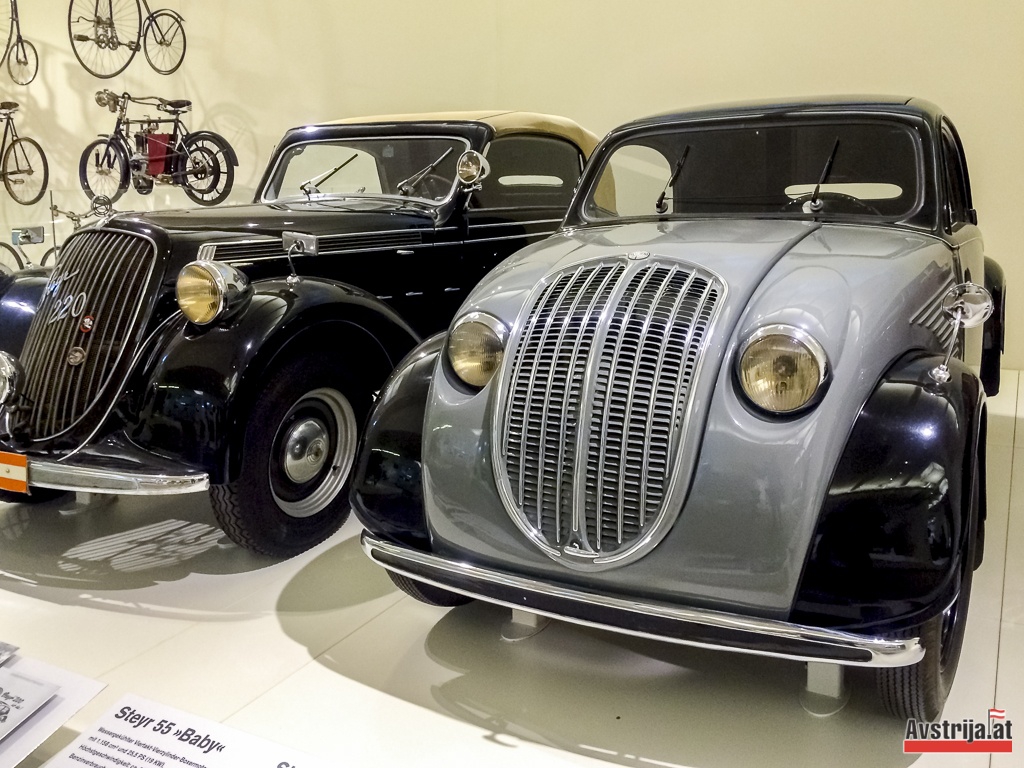 Старинные автомобили и велосипеды в техническом музее Вены
