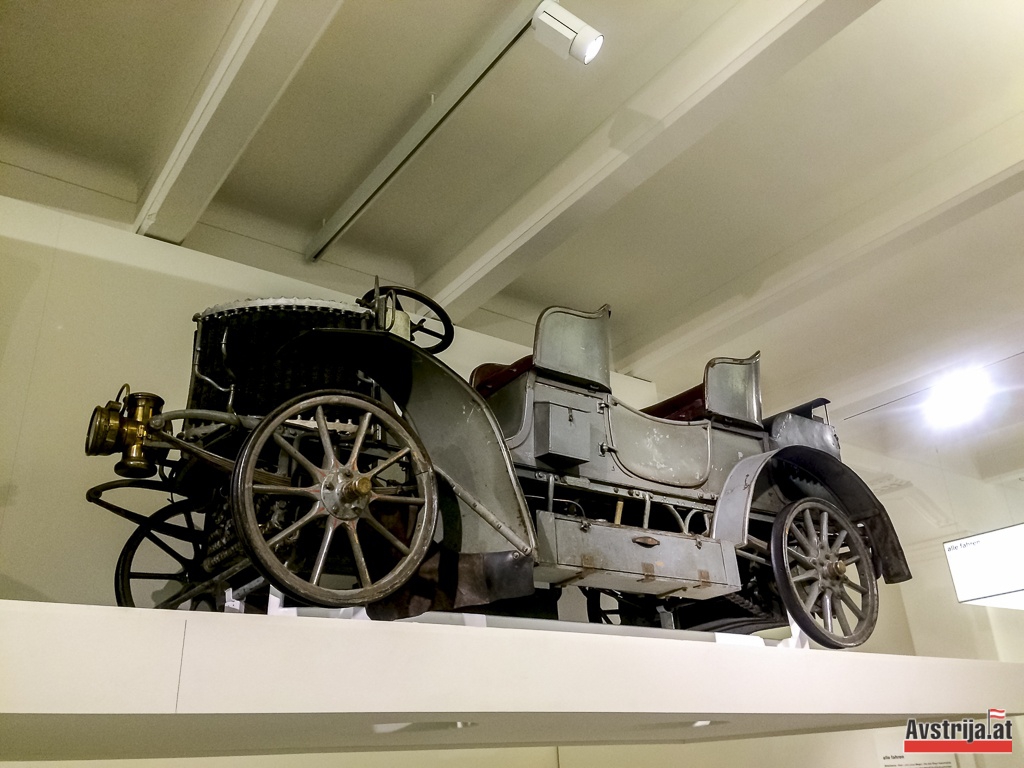 Старинный автомобиль в техническом музее Вены