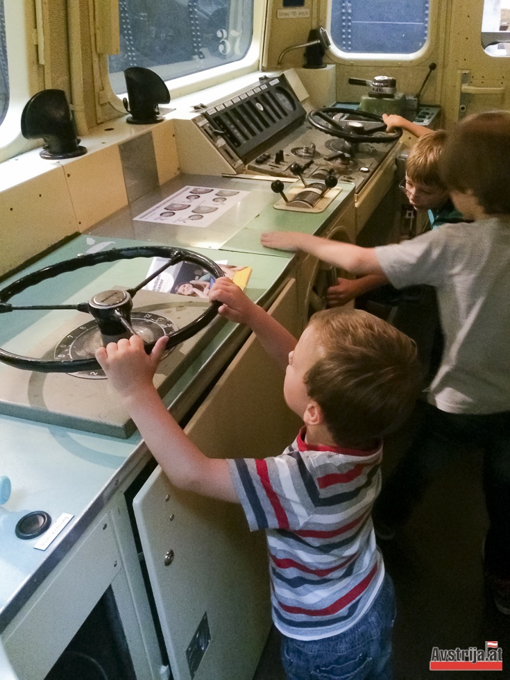 У технічному музеї Відня діти можуть не тільки побачити, але покерувати справжнім локомотивом