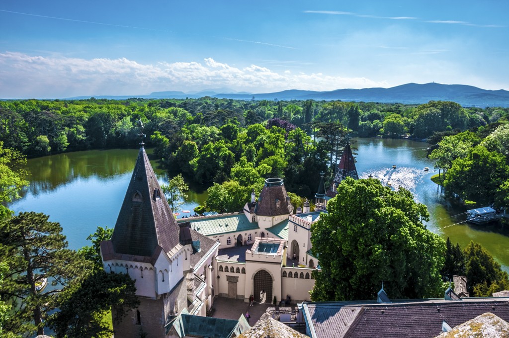 Замок Франценсбург і парк Лаксенбург в Нижній Австрії