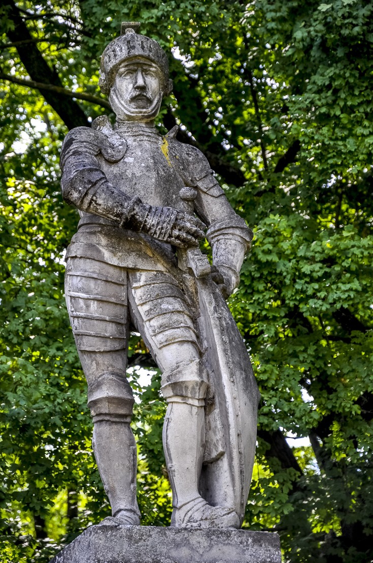 Статуя рыцаря в парке Лаксенбург