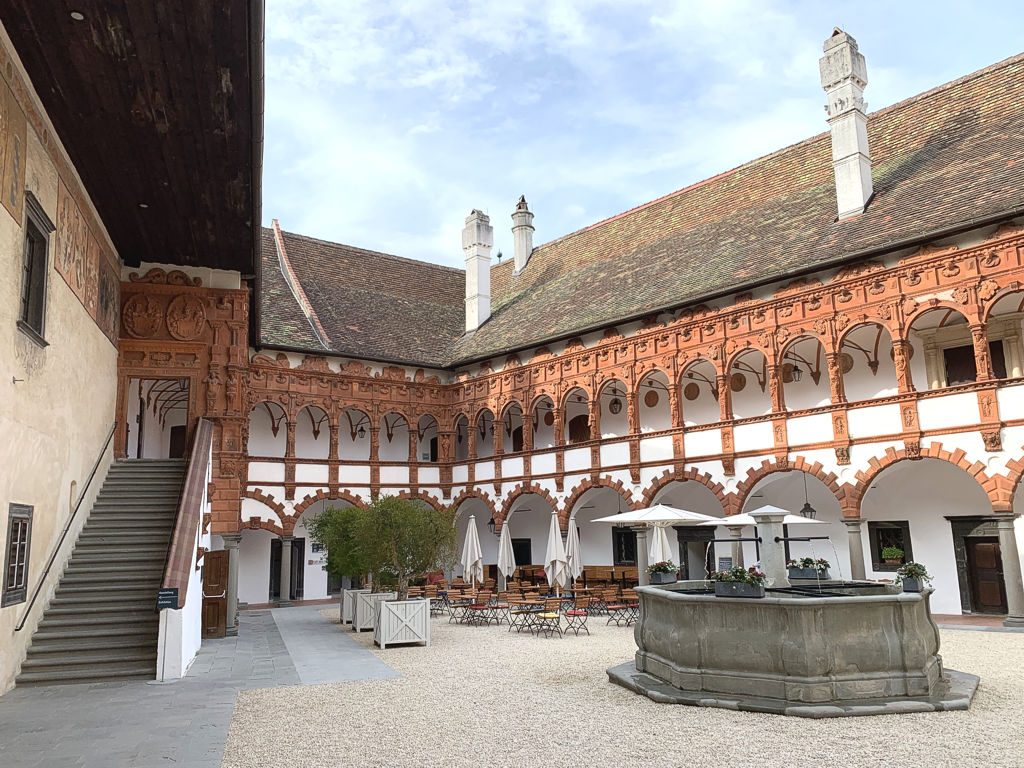 Внутрішній двір замку Шаллабург