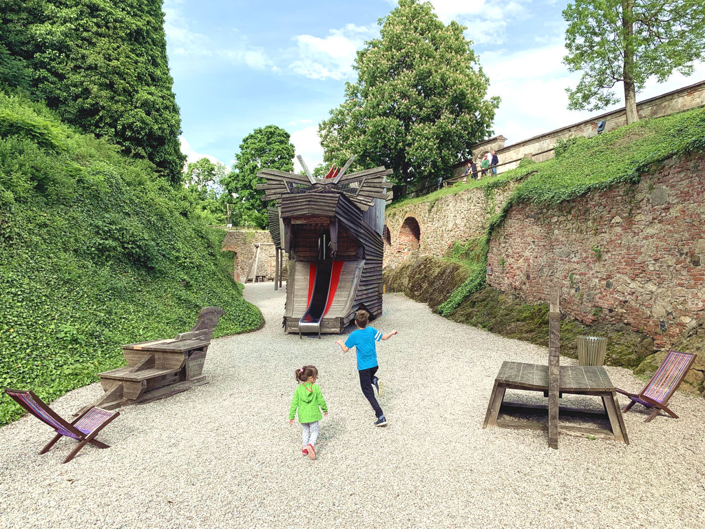 Детская игровая площадка в замке Шаллабург