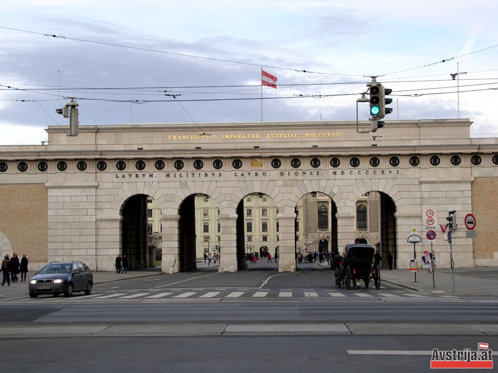 Внешние ворота Бургтор в Вене