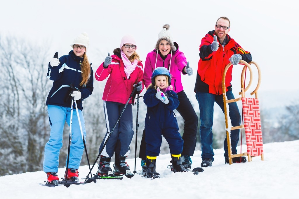 Сім'я лижників на гірськолижному курорті біля Відня