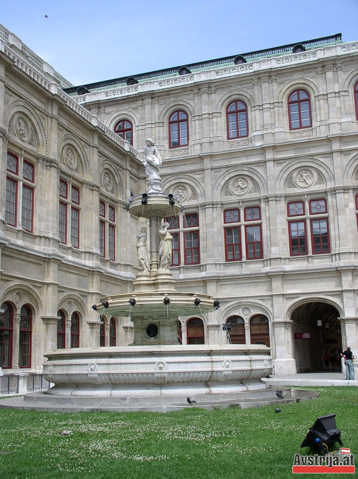 Красивий фонтан біля Віденської опери