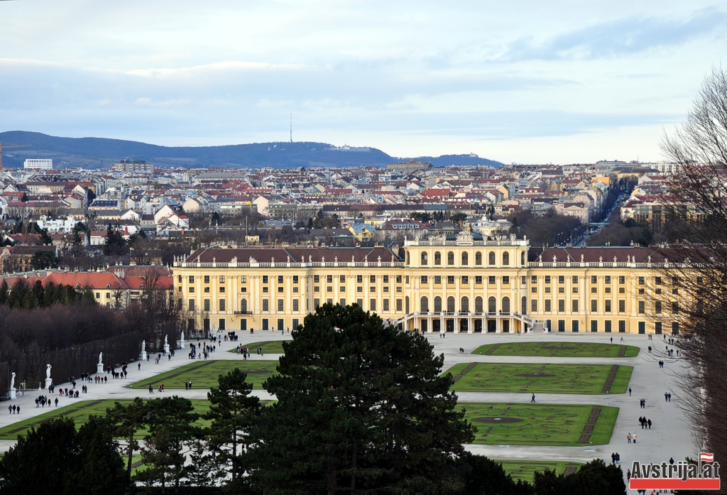 Вид на Дворец Шёнбрунн со стороны Глориетты