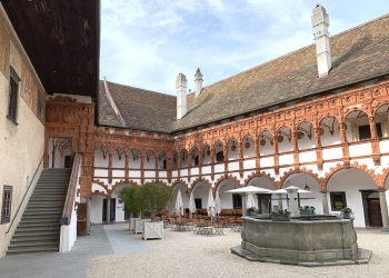 Внутрішній двір замку Шаллабург