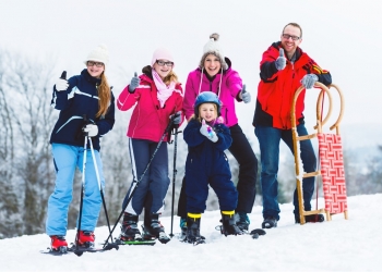 Семья лыжников на горнолыжном курорте возле Вены
