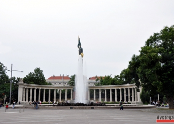 Монумент советским воинам в Вене