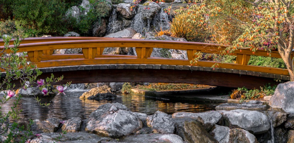 Красивый мост в в японском парке Сэтагая в Вене