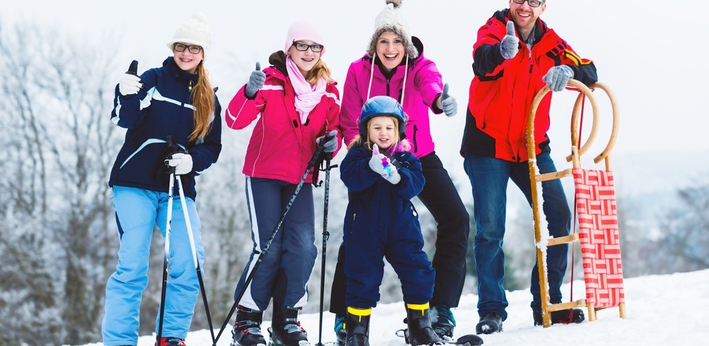 Семья лыжников на горнолыжном курорте возле Вены
